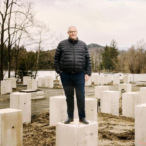 Christoph Ostermann auf seiner Großspeicher-Baustelle in Immenstadt