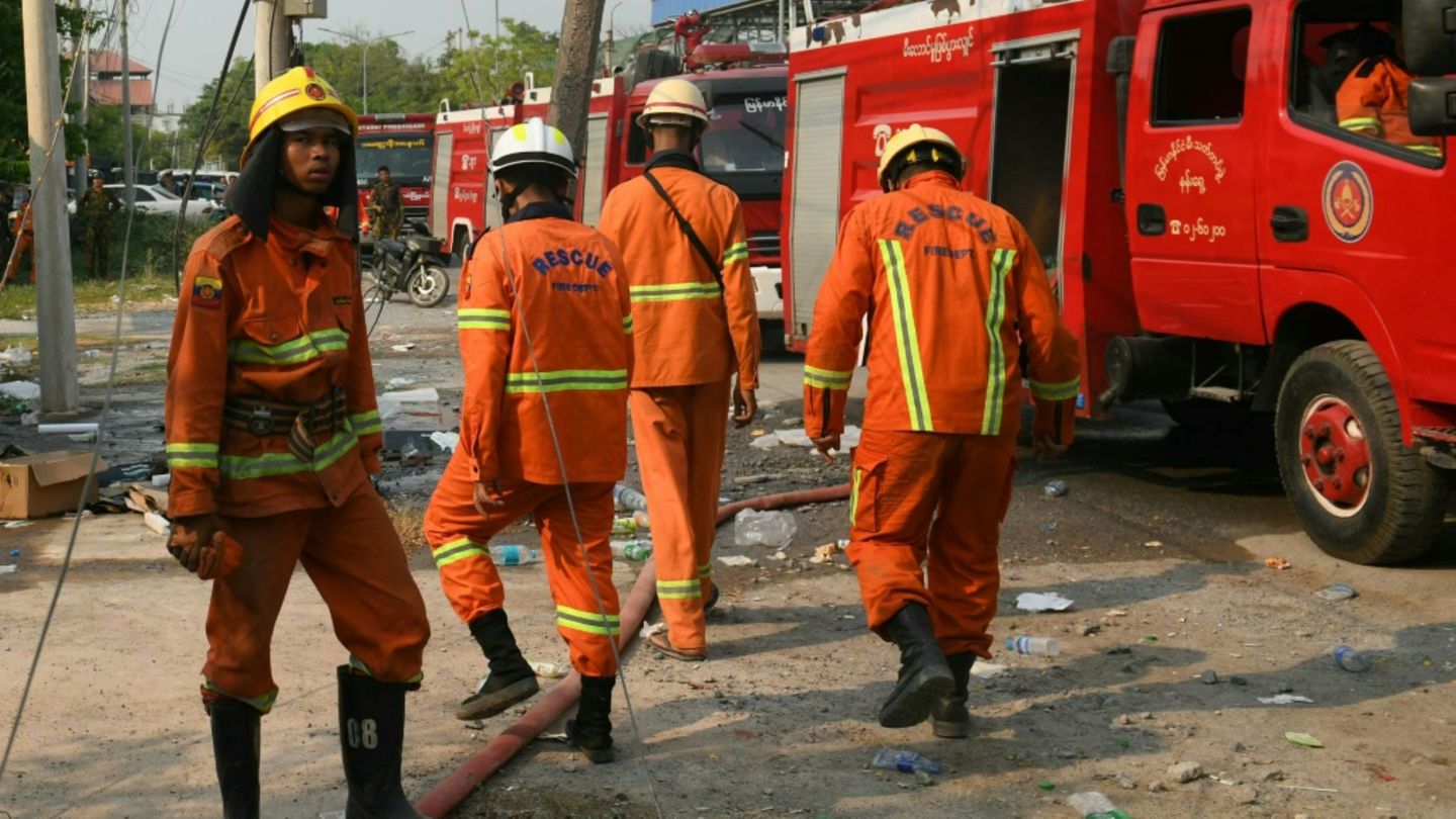 Feuerwehrleute im Einsatz nach Erdbeben in Mandalay