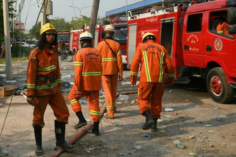 Feuerwehrleute im Einsatz nach Erdbeben in Mandalay