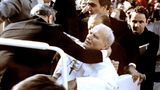 Der Papst bricht verletzt zusammen