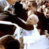 Der Papst bricht verletzt zusammen