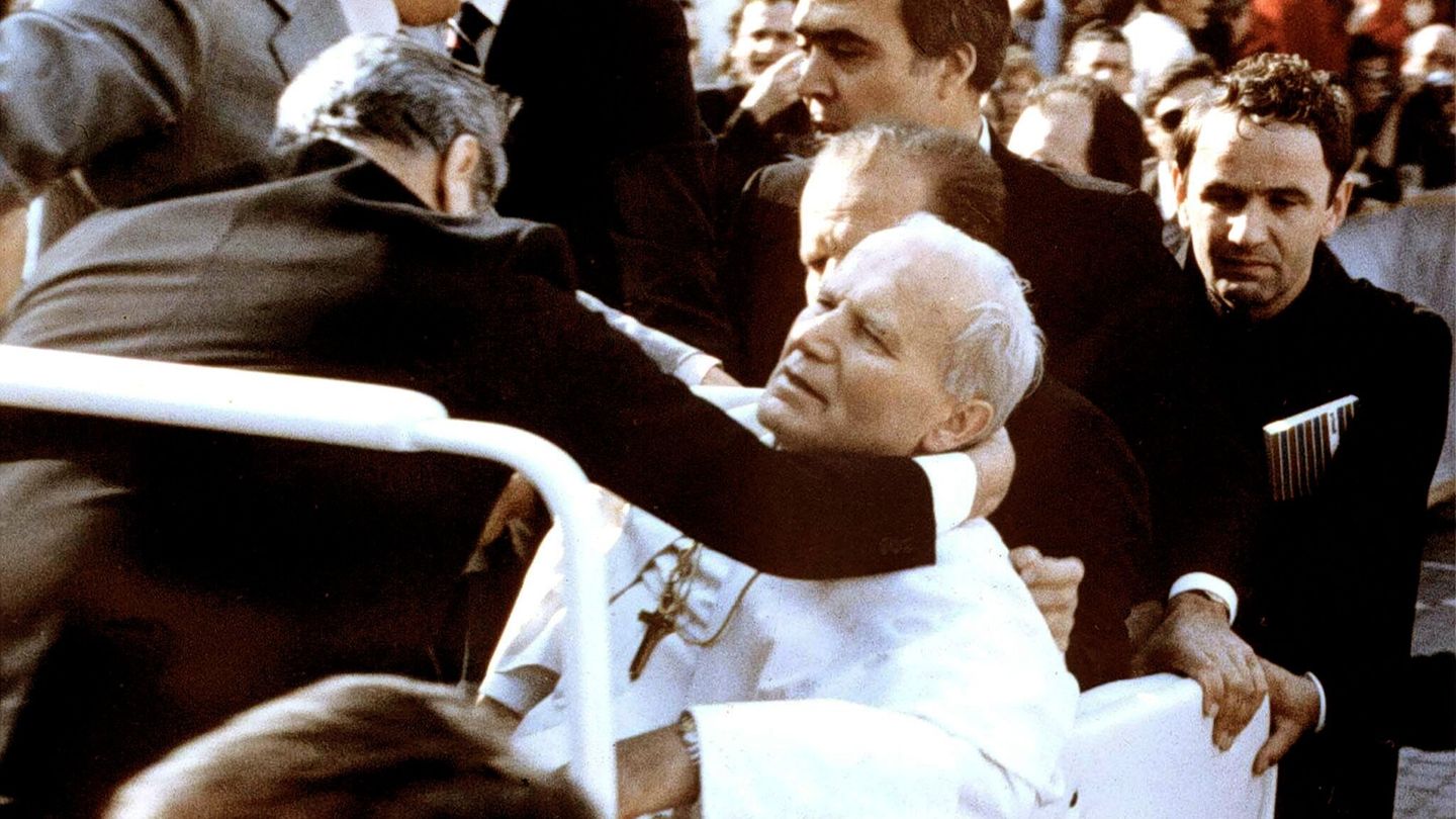 Der Papst bricht verletzt zusammen Der Papst bricht verletzt zusammen