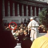Am 13. Mai 1981 wird der damalige Papst Johannes Paul II. im weißen Jeep über den Petersplatz in Rom gefahren und segnet Tausende von Menschen. Plötzlich sind Schüsse zu hören. Der türkische Rechtsextremist Mehmet Ali Ağca hat sie mit einer Pistole abgefeuert. Drei Kugeln treffen den Heiligen Vater: Ein Streifschuss touchiert seinen rechten Unterarm und eine Kugel zertrümmert seinen Zeigefinger an der linken Hand. Ein weiterer Schuss trifft den Papst lebensbedrohlich kurz unterhalb des Bauchnabels
