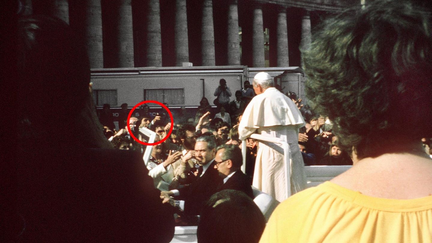 Am 13. Mai 1981 wird der damalige Papst Johannes Paul II. im weißen Jeep über den Petersplatz in Rom gefahren und segnet Tausende von Menschen. Plötzlich sind Schüsse zu hören. Der türkische Rechtsextremist Mehmet Ali Ağca hat sie mit einer Pistole abgefeuert. Drei Kugeln treffen den Heiligen Vater: Ein Streifschuss touchiert seinen rechten Unterarm und eine Kugel zertrümmert seinen Zeigefinger an der linken Hand. Ein weiterer Schuss trifft den Papst lebensbedrohlich kurz unterhalb des Bauchnabels