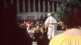 Am 13. Mai 1981 wird der damalige Papst Johannes Paul II. im weißen Jeep über den Petersplatz in Rom gefahren und segnet Tausende von Menschen. Plötzlich sind Schüsse zu hören. Der türkische Rechtsextremist Mehmet Ali Ağca hat sie mit einer Pistole abgefeuert. Drei Kugeln treffen den Heiligen Vater: Ein Streifschuss touchiert seinen rechten Unterarm und eine Kugel zertrümmert seinen Zeigefinger an der linken Hand. Ein weiterer Schuss trifft den Papst lebensbedrohlich kurz unterhalb des Bauchnabels