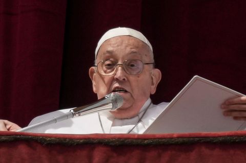Papst Franziskus spricht bei seinem letzten öffentlichen Auftritt in ein Mikrofon