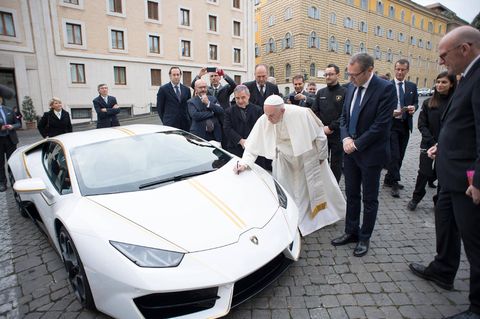 Papst Franziskus mit einem gespendeten Lamborghini, der für einen guten Zweck verkauft wurde