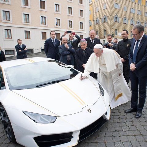 Papst Franziskus mit einem gespendeten Lamborghini, der für einen guten Zweck verkauft wurde