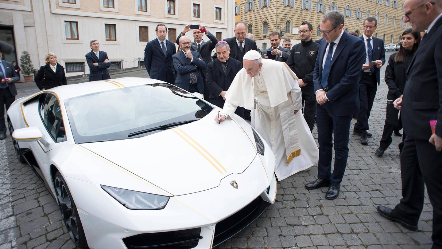 Papst Franziskus mit einem gespendeten Lamborghini, der für einen guten Zweck verkauft wurde