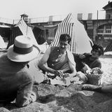 Coco Chanel und Arthur Capel 1917, beide liegen am Strand, aufgestützt auf den linken Arm