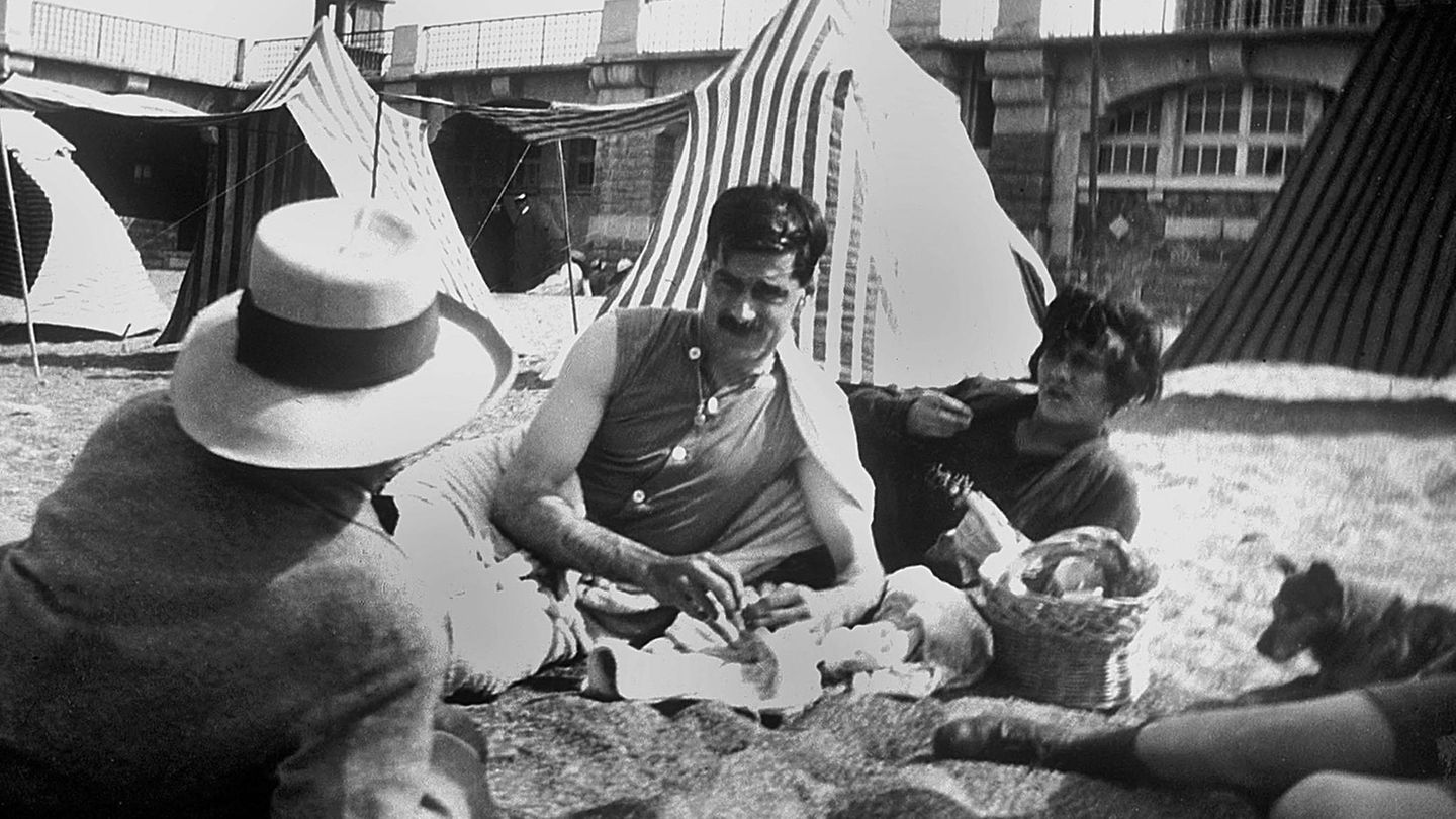 Coco Chanel und Arthur Capel 1917, beide liegen am Strand, aufgestützt auf den linken Arm