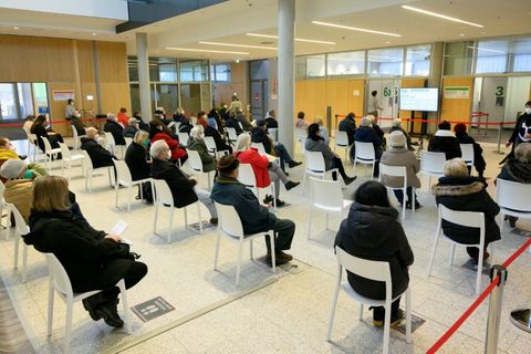 Wartebereich eines Impfzentrums während der Pandemie