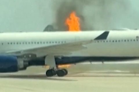 Vollbesetzte „Delta Airlines“-Maschine gerät vor Start in BrandVollbesetzte „Delta Airlines“-Maschine gerät vor Start in Brand