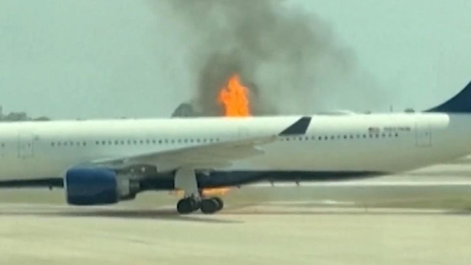 Vollbesetzte „Delta Airlines“-Maschine gerät vor Start in BrandVollbesetzte „Delta Airlines“-Maschine gerät vor Start in Brand