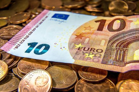 Cent-Münzen und ein Zehn-Euro-Schein