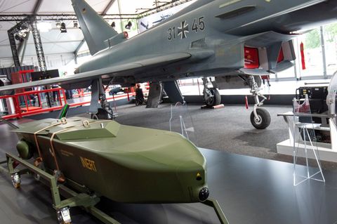 Der Marschflugkörper Taurus KEPD 350 neben dem Mehrzweckkampfflugzeug Eurofighter