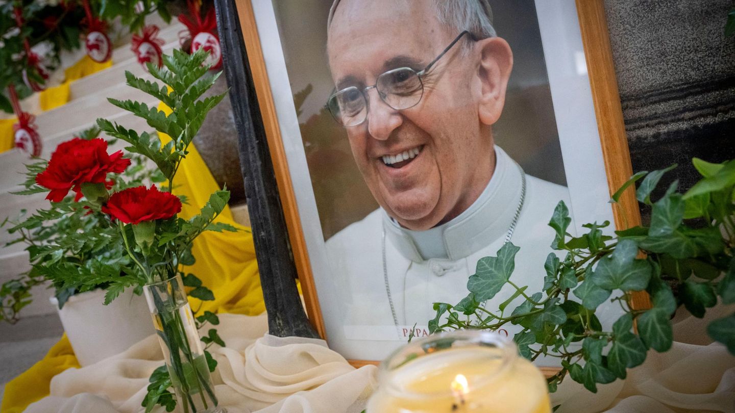 Ein Bild mit Trauerflor von Papst Franziskus steht vor dem Altar der Heilig Geist-Kirche