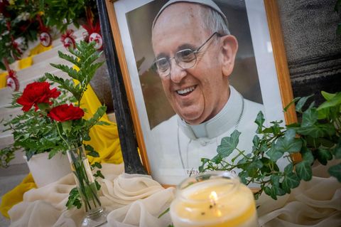 Ein Bild mit Trauerflor von Papst Franziskus steht vor dem Altar der Heilig Geist-Kirche