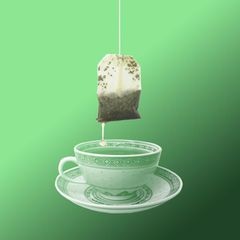 Montage zeigt einen Teebeutel, der über einer Teetasse hängt