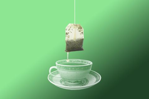 Montage zeigt einen Teebeutel, der über einer Teetasse hängt