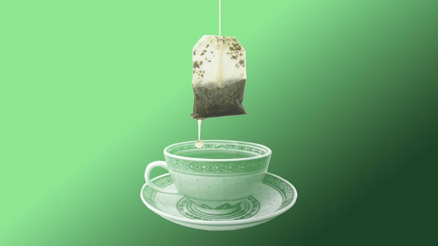 Montage zeigt einen Teebeutel, der über einer Teetasse hängt