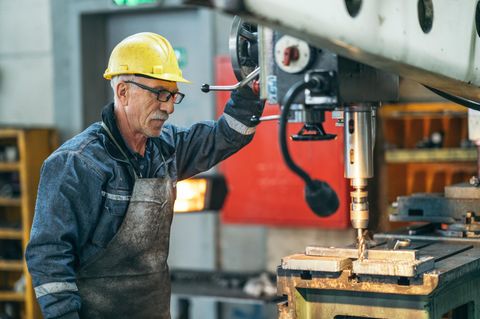 Mann in Rente bei der Arbeit