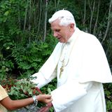 Er war weder besonders lange im Amt noch besonders jung oder alt, als er Papst wurde. Trotzdem ging Benedikt XVI. in die Geschichte ein. Zum einen war "Benedetto" der bis heute einzige deutsche Papst der Geschichte, zum anderen war er einer von gerade einmal zwei Päpsten, der freiwillig von seinem Amt zurücktrat. Zwischen 2005 und 2013 bekleidete er das höchste Amt der katholischen Kirche. Einen (inoffiziellen) Rekord sicherte er sich erst nach seiner Amtszeit: Benedikt XVI. starb 2022 im Alter von 95 Jahren und ist somit der (ehemalige) Papst mit dem höchsten Lebensalter aller Zeiten