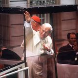 Seit dem Attentat ist das Papamobil, also das Auto des Papstes, meist mit Panzerglas gesichert. Auf diesem Bild wagt Johannes Paul II. bei seinem Besuch in München einen Blick aus dem Fahrzeug