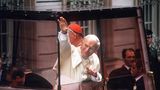 Seit dem Attentat ist das Papamobil, also das Auto des Papstes, meist mit Panzerglas gesichert. Auf diesem Bild wagt Johannes Paul II. bei seinem Besuch in München einen Blick aus dem Fahrzeug