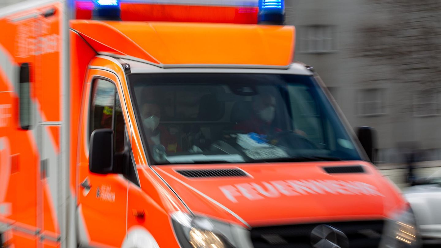 Ein Krankenwagen eilt zur Hilfe.