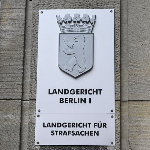 Ein Metallschild weist auf das Landgericht Berlin I hin