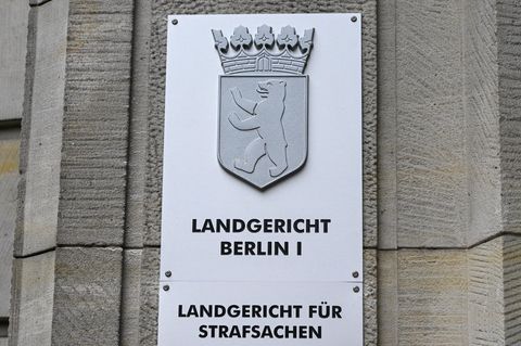 Ein Metallschild weist auf das Landgericht Berlin I hin