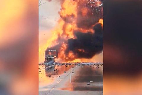 Auf einem Highway im US-Bundesstaat Indiana folgt eine Explosion auf die andere, als ein LKW in Flammen aufgeht. Trotz des Feuerinfernos blieb der Fahrer unverletzt.