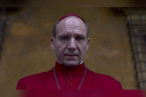 Ralph Fiennes spielt in "Konklave" als Kardinal Lawrence eine der Hauptrollen