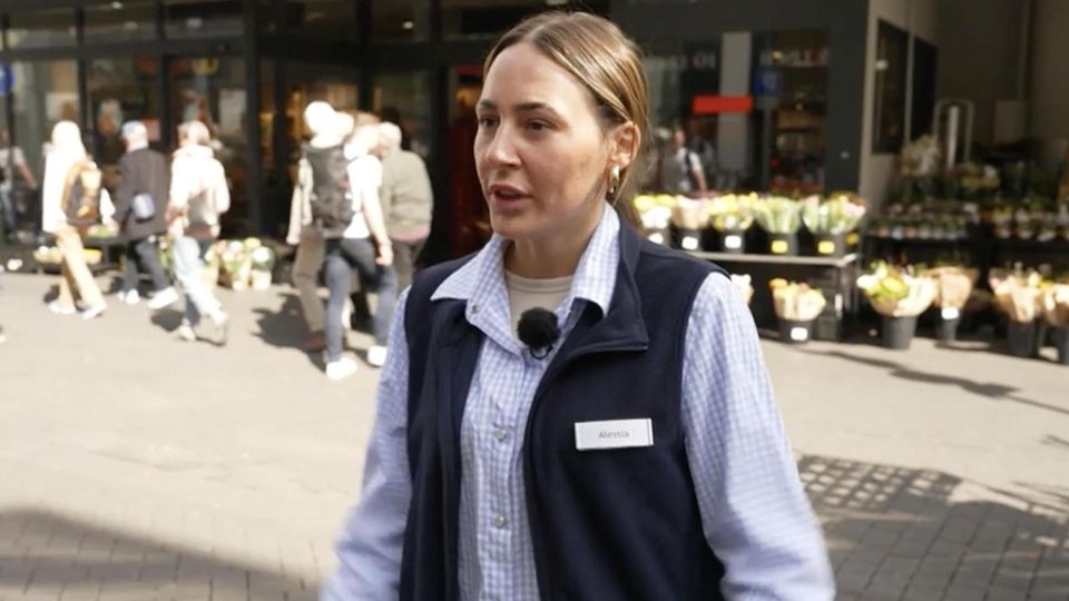 Eine Aussage im Dschungelcamp führte dazu, dass Alessia Herren jetzt ihre ersten Arbeitserfahrungen im Supermarkt sammelt. Was dahinter steckt, sehen Sie im Video.
