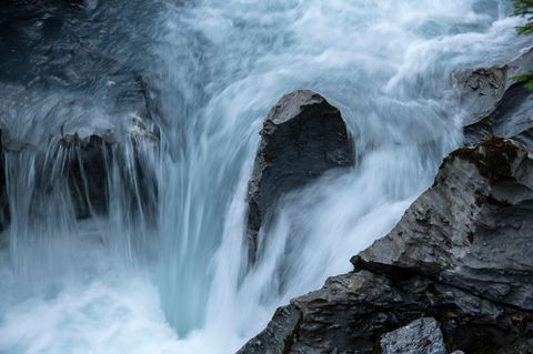 Nahaufnahme eines Felsens in einem Wasserfall