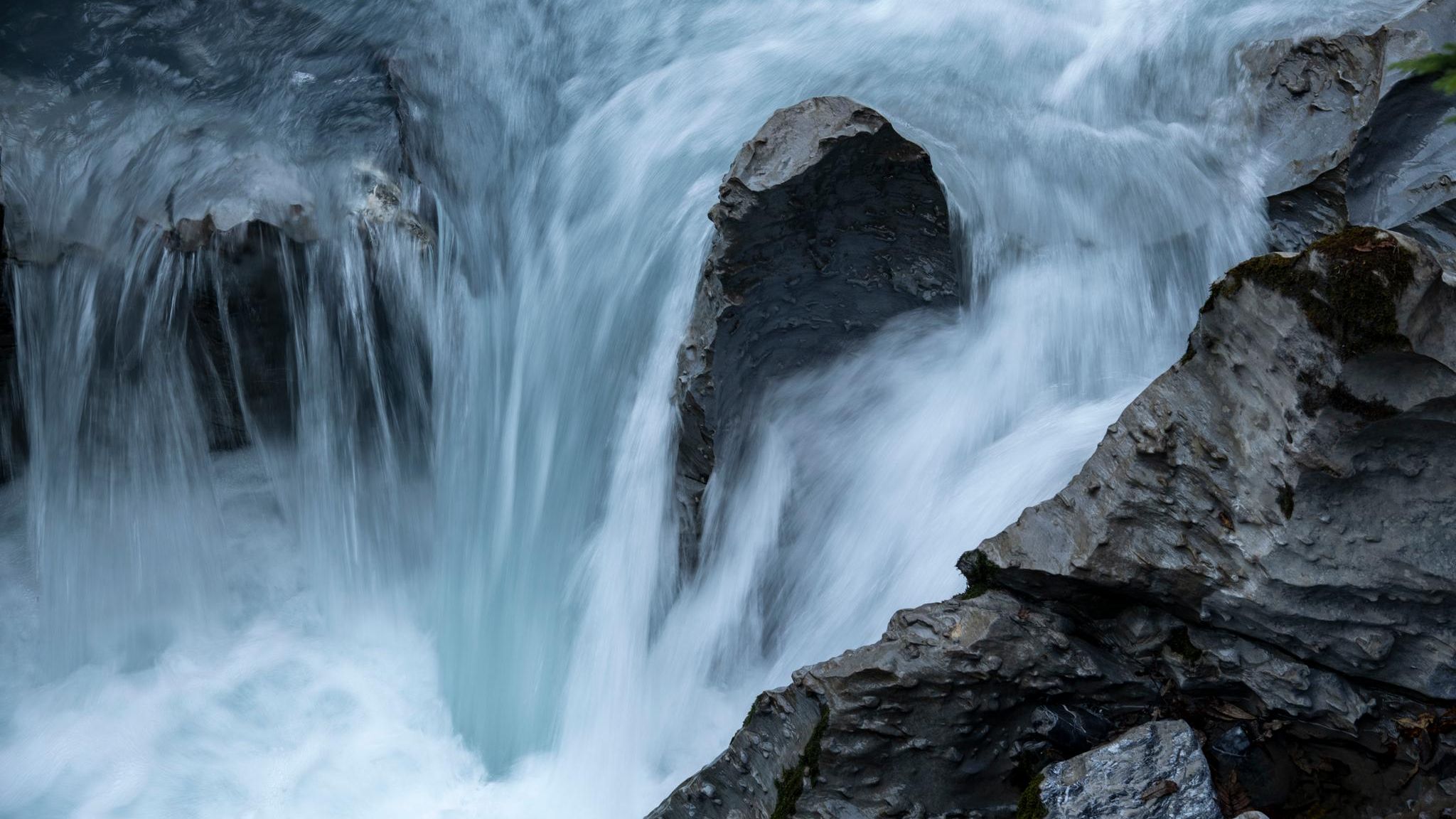 Nahaufnahme eines Felsens in einem Wasserfall