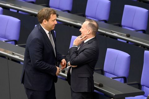 Volker Wissing (r.) und Lars Klingbeil im Bundestag