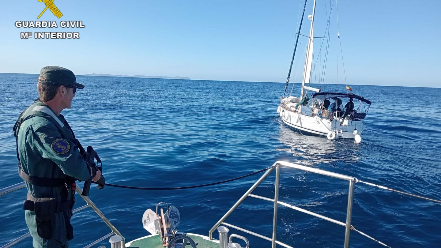 Wohin die beiden Obdachlosen mit dem auf Mallorca geklauten Segelboot wollten, ist unbekannt. Foto: ---/Guardia Civil Espana/dpa