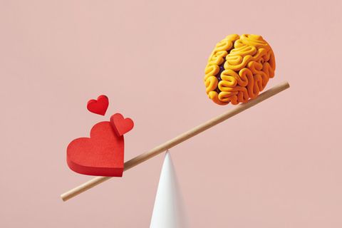 Illustration einer Waage mit einem Herz auf der einen und einem Gehirn auf der anderen Seite