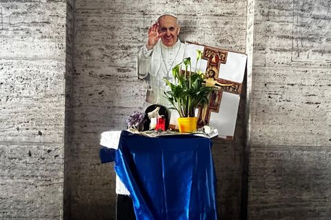 Gedenk-Altar für Papst Franziskus