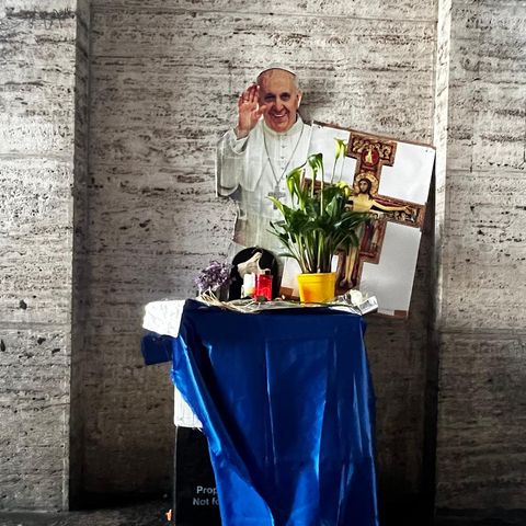 Gedenk-Altar für Papst Franziskus