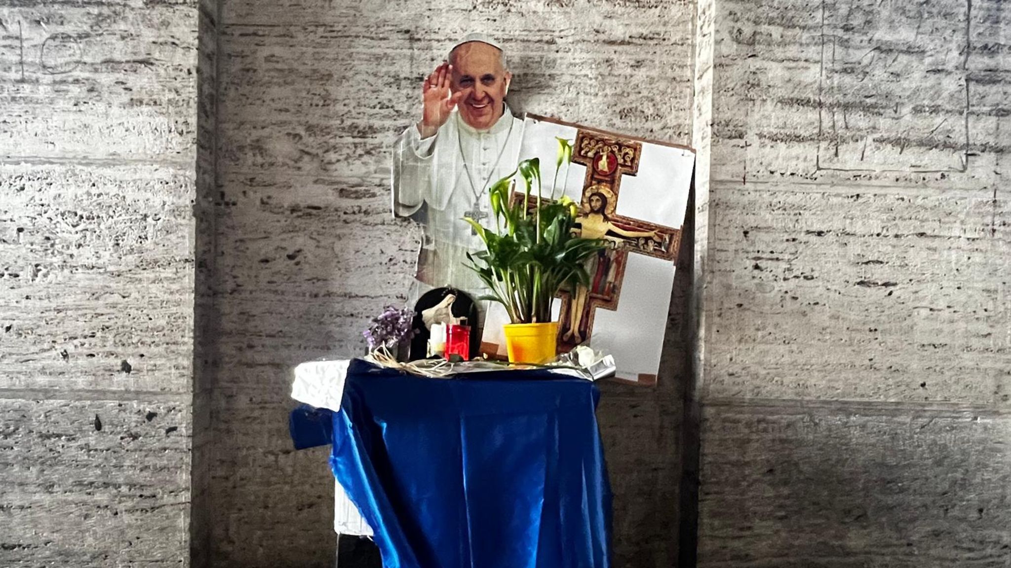 Gedenk-Altar für Papst Franziskus