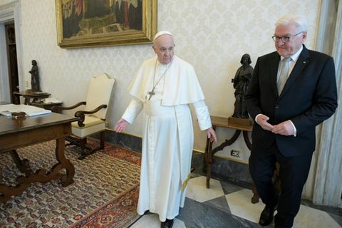 Franziskus und Steinmeier 2021 im Vatikan