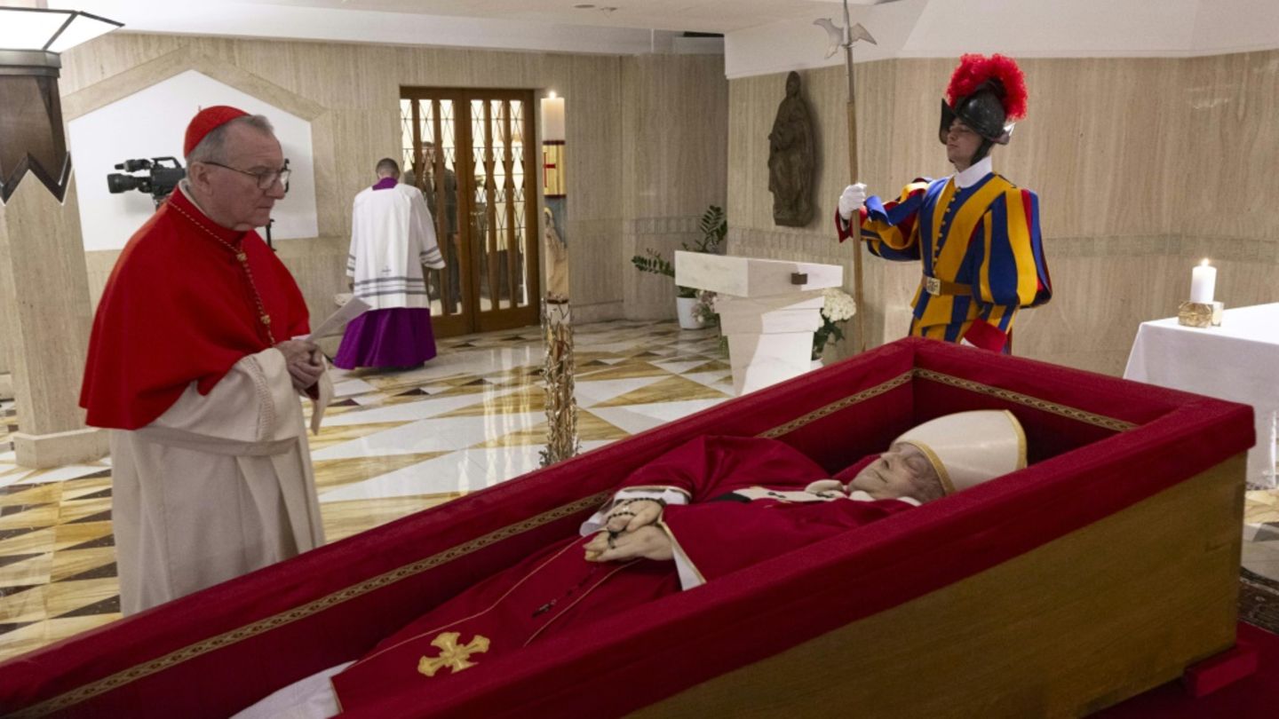 Papst Franziskus im offenen Sarg