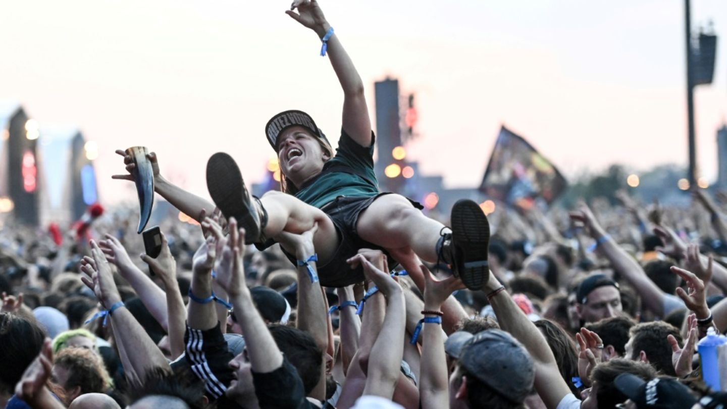 Heavy Metal-Fans während eines Konzerts