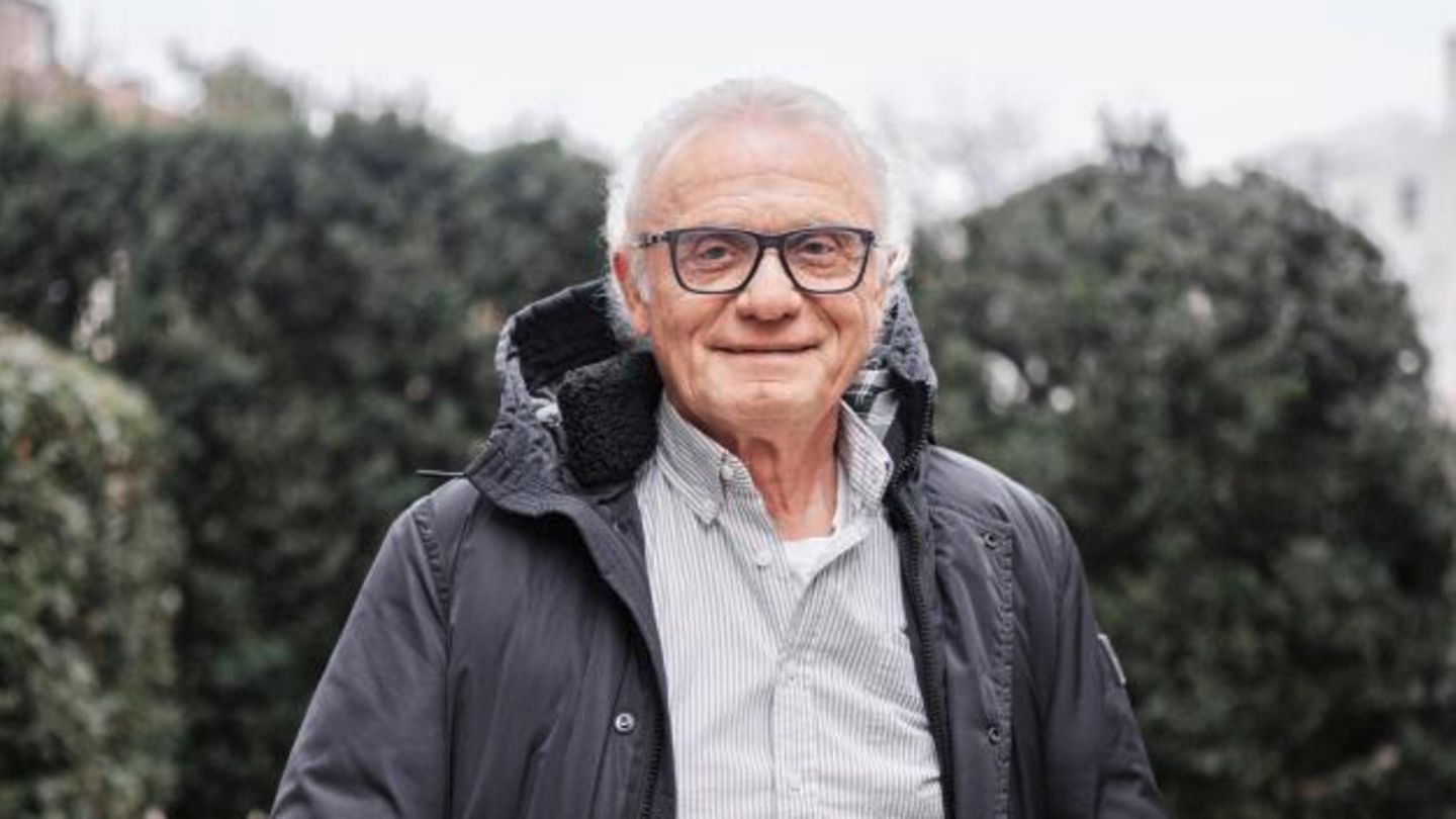 Hans-Peter Briegel, graues kurzes Haar, schwarze Brille, blickt in die Kamera