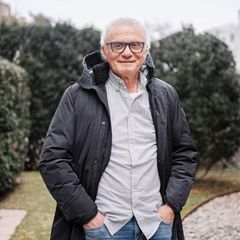Hans-Peter Briegel, graues kurzes Haar, schwarze Brille, blickt in die Kamera