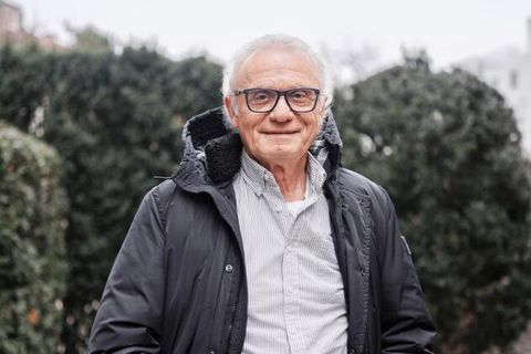 Hans-Peter Briegel, graues kurzes Haar, schwarze Brille, blickt in die Kamera