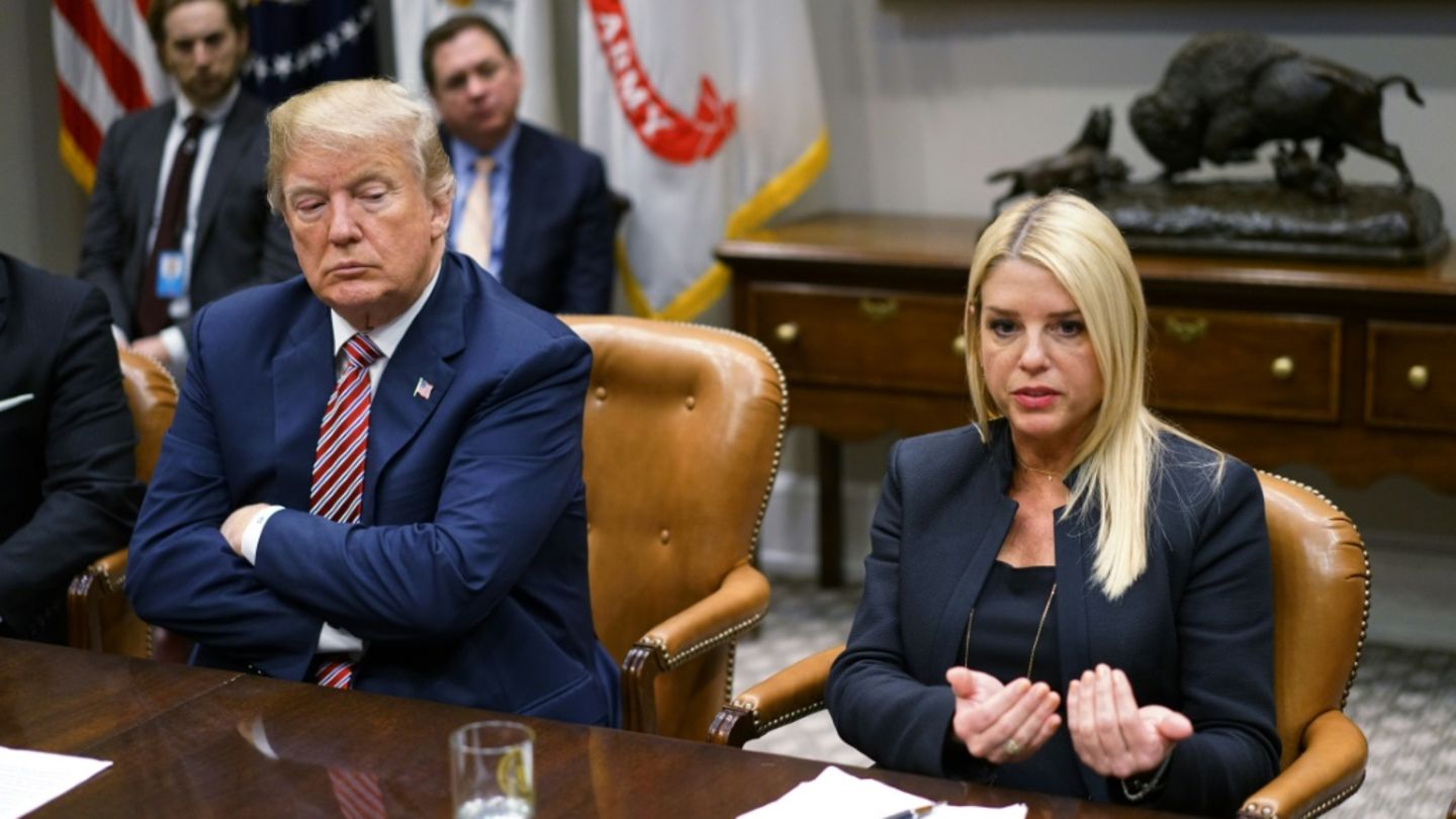Präsident Donald Trump und Justizministerin Pam Bondi